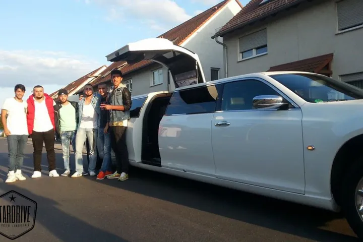 Gäste feiern mit einer STARDRIVE-Limousine (Foto 187)
