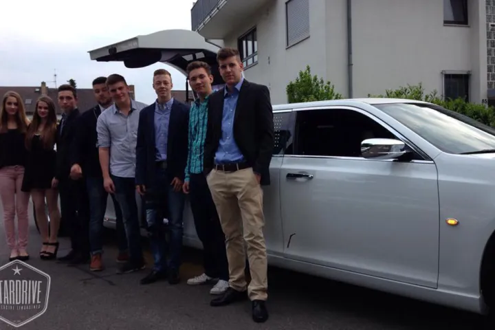 Gäste feiern mit einer STARDRIVE-Limousine (Foto 188)
