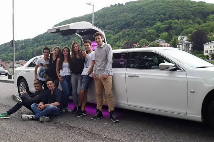 Gäste feiern mit einer STARDRIVE-Limousine (Foto 19)