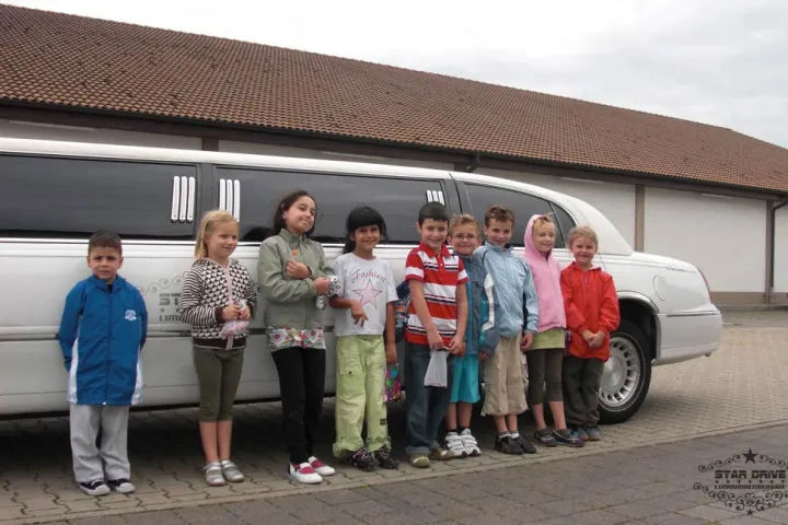 Gäste feiern mit einer STARDRIVE-Limousine (Foto 190)