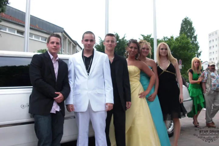 Gäste feiern mit einer STARDRIVE-Limousine (Foto 192)