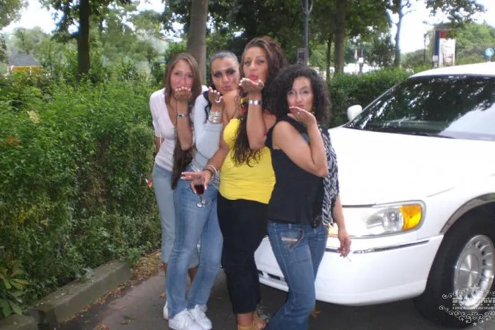 Gäste feiern mit einer STARDRIVE-Limousine (Foto 195)