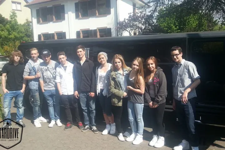 Gäste feiern mit einer STARDRIVE-Limousine (Foto 196)
