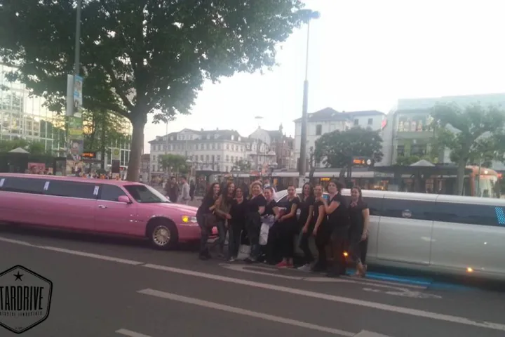 Gäste feiern mit einer STARDRIVE-Limousine (Foto 197)