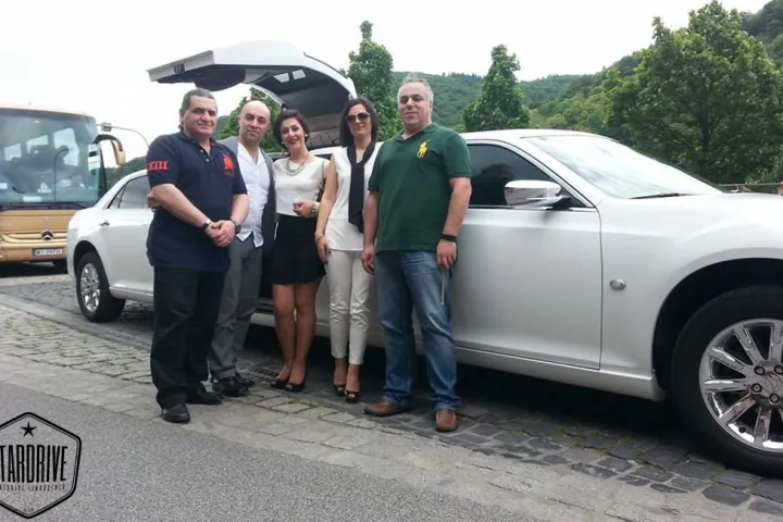 Gäste feiern mit einer STARDRIVE-Limousine (Foto 198)