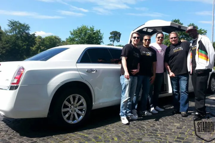 Gäste feiern mit einer STARDRIVE-Limousine (Foto 199)