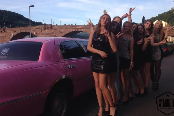 Gäste feiern mit einer STARDRIVE-Limousine (Foto 20)