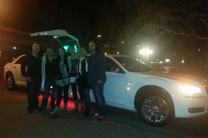 Gäste feiern mit einer STARDRIVE-Limousine (Foto 200)