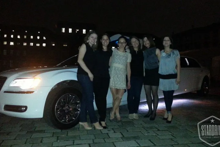 Gäste feiern mit einer STARDRIVE-Limousine (Foto 201)