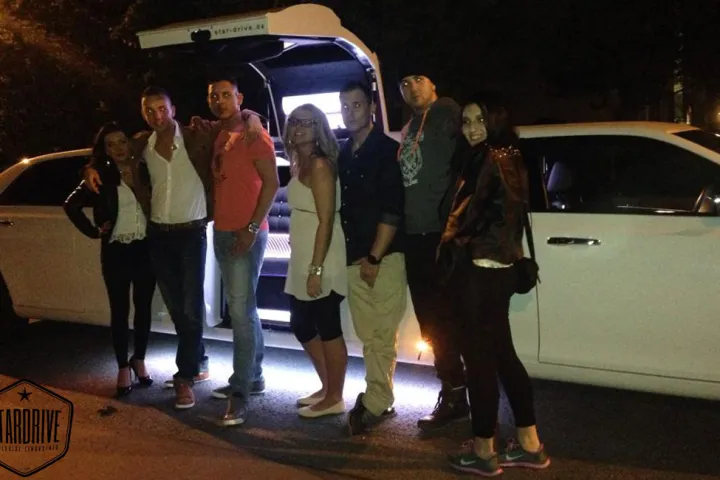 Gäste feiern mit einer STARDRIVE-Limousine (Foto 202)