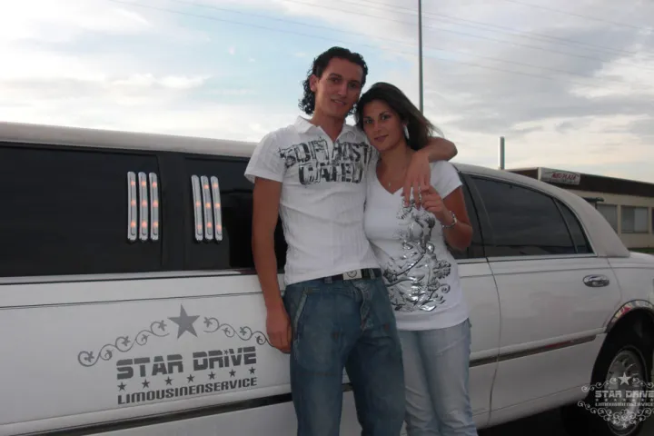 Gäste feiern mit einer STARDRIVE-Limousine (Foto 205)