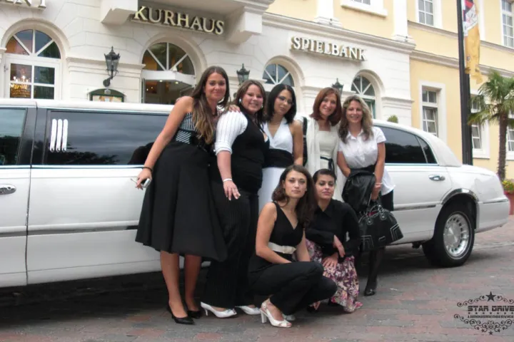 Gäste feiern mit einer STARDRIVE-Limousine (Foto 208)