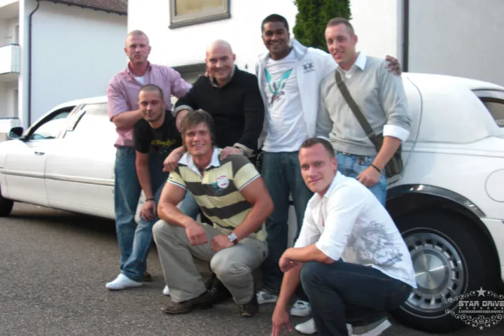 Gäste feiern mit einer STARDRIVE-Limousine (Foto 209)
