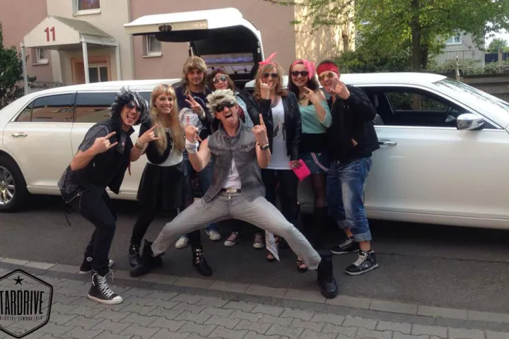 Gäste feiern mit einer STARDRIVE-Limousine (Foto 21)