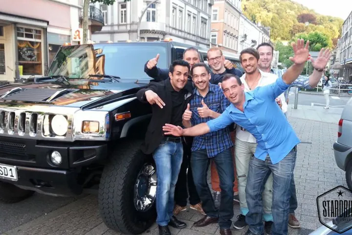 Gäste feiern mit einer STARDRIVE-Limousine (Foto 210)