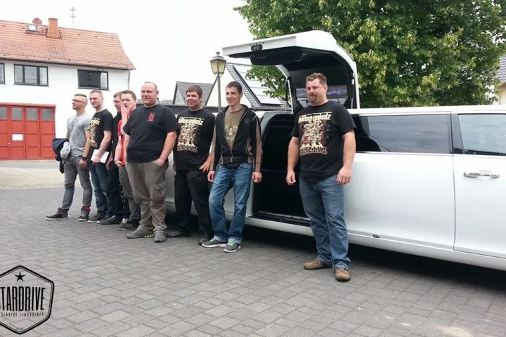 Gäste feiern mit einer STARDRIVE-Limousine (Foto 211)