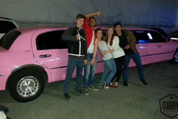 Gäste feiern mit einer STARDRIVE-Limousine (Foto 212)