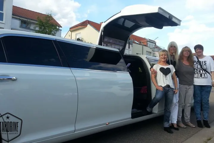 Gäste feiern mit einer STARDRIVE-Limousine (Foto 213)