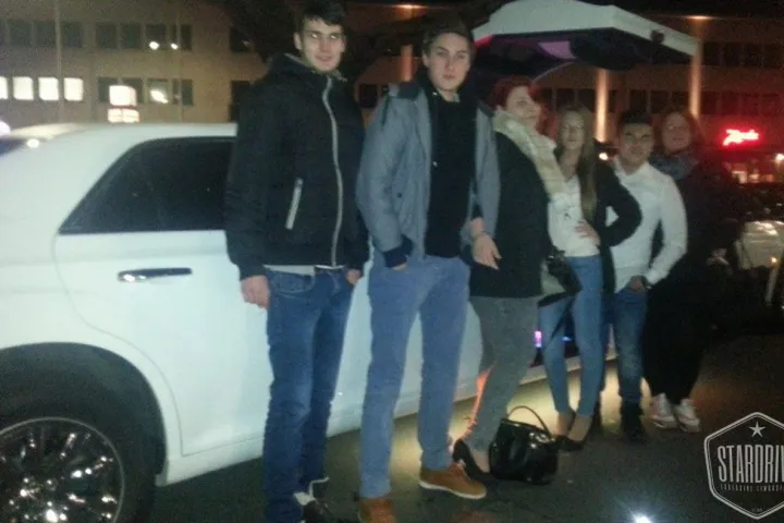 Gäste feiern mit einer STARDRIVE-Limousine (Foto 216)