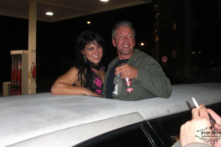 Gäste feiern mit einer STARDRIVE-Limousine (Foto 218)