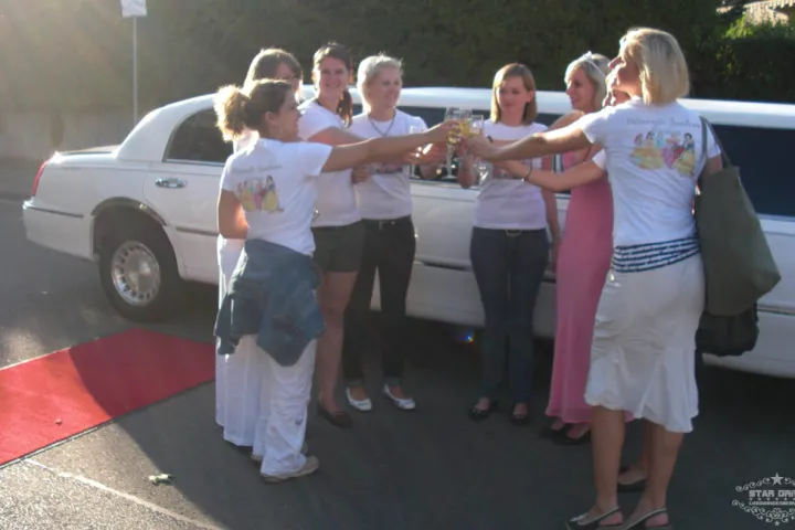Gäste feiern mit einer STARDRIVE-Limousine (Foto 219)