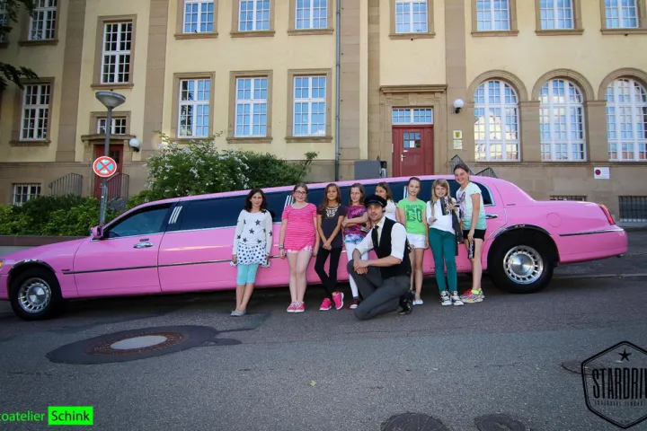 Gäste feiern mit einer STARDRIVE-Limousine (Foto 22)