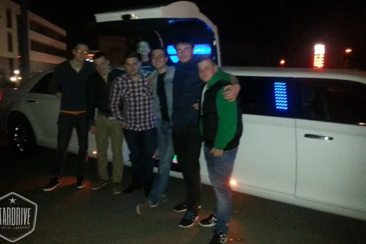 Gäste feiern mit einer STARDRIVE-Limousine (Foto 224)