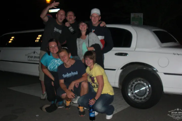 Gäste feiern mit einer STARDRIVE-Limousine (Foto 226)