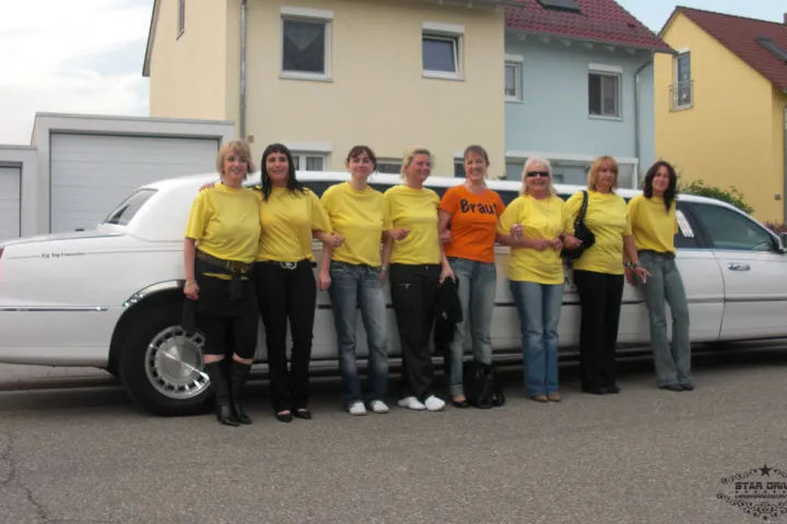 Gäste feiern mit einer STARDRIVE-Limousine (Foto 229)