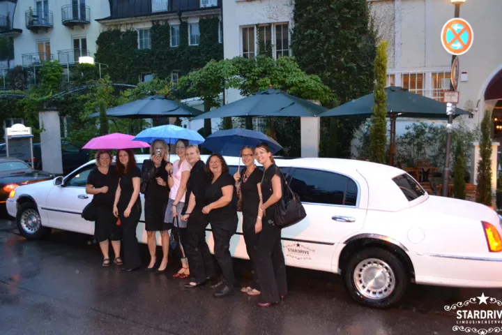 Gäste feiern mit einer STARDRIVE-Limousine (Foto 233)