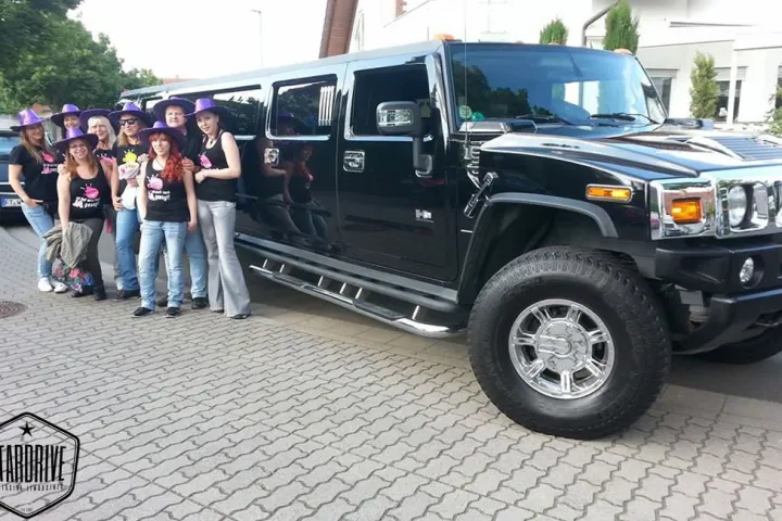 Gäste feiern mit einer STARDRIVE-Limousine (Foto 234)
