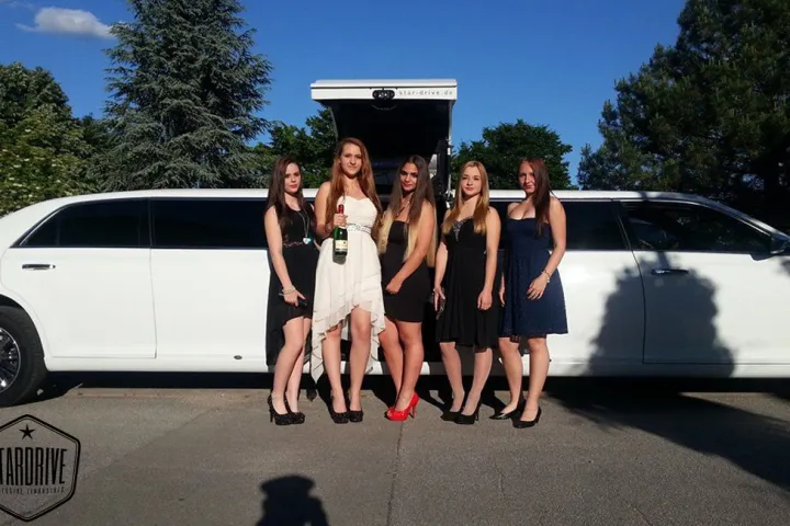 Gäste feiern mit einer STARDRIVE-Limousine (Foto 24)