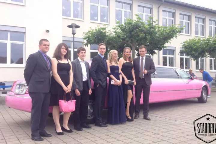 Gäste feiern mit einer STARDRIVE-Limousine (Foto 26)