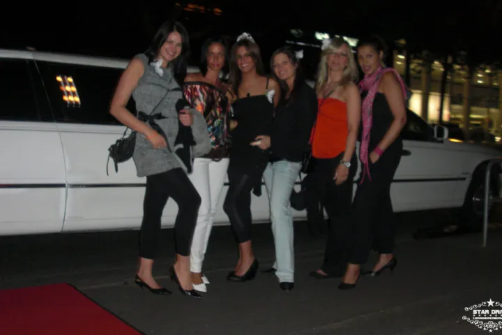 Gäste feiern mit einer STARDRIVE-Limousine (Foto 32)