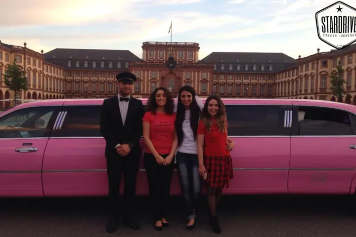 Gäste feiern mit einer STARDRIVE-Limousine (Foto 34)