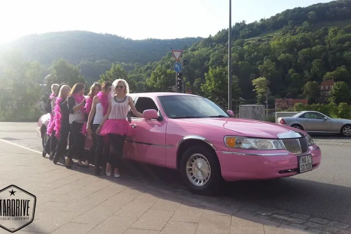 Gäste feiern mit einer STARDRIVE-Limousine (Foto 35)
