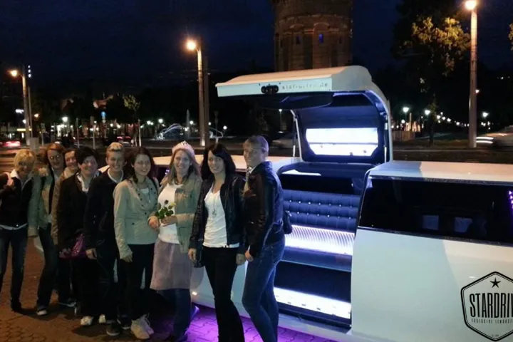 Gäste feiern mit einer STARDRIVE-Limousine (Foto 36)