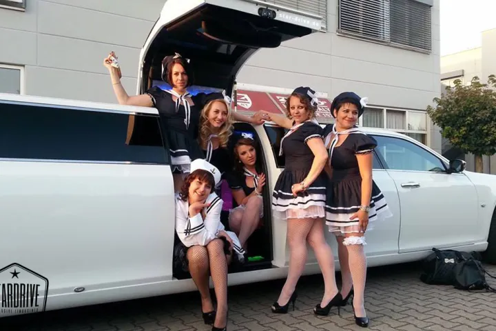 Gäste feiern mit einer STARDRIVE-Limousine (Foto 37)