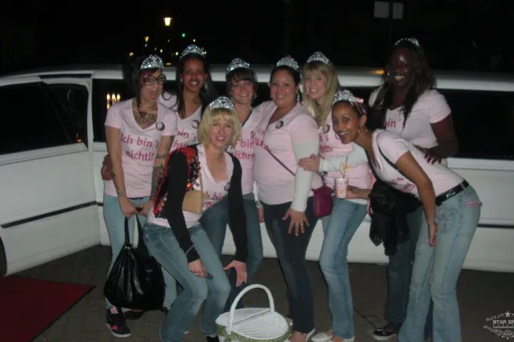Gäste feiern mit einer STARDRIVE-Limousine (Foto 39)