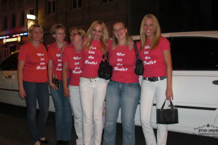 Gäste feiern mit einer STARDRIVE-Limousine (Foto 40)