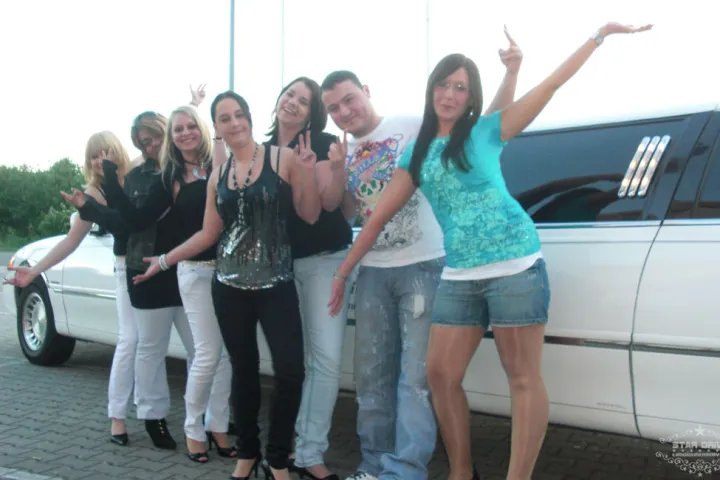 Gäste feiern mit einer STARDRIVE-Limousine (Foto 41)