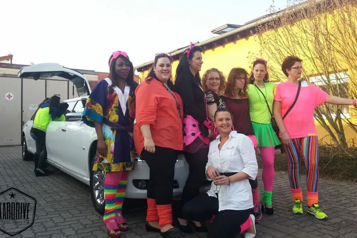 Gäste feiern mit einer STARDRIVE-Limousine (Foto 44)