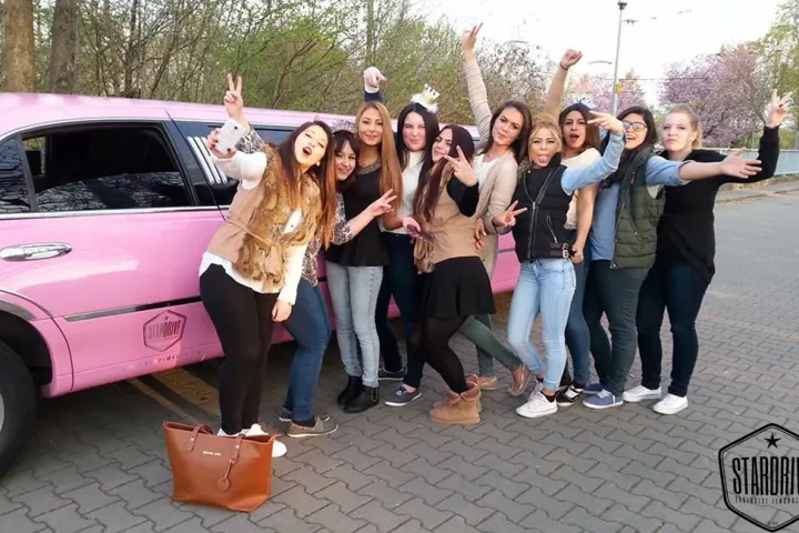 Gäste feiern mit einer STARDRIVE-Limousine (Foto 45)