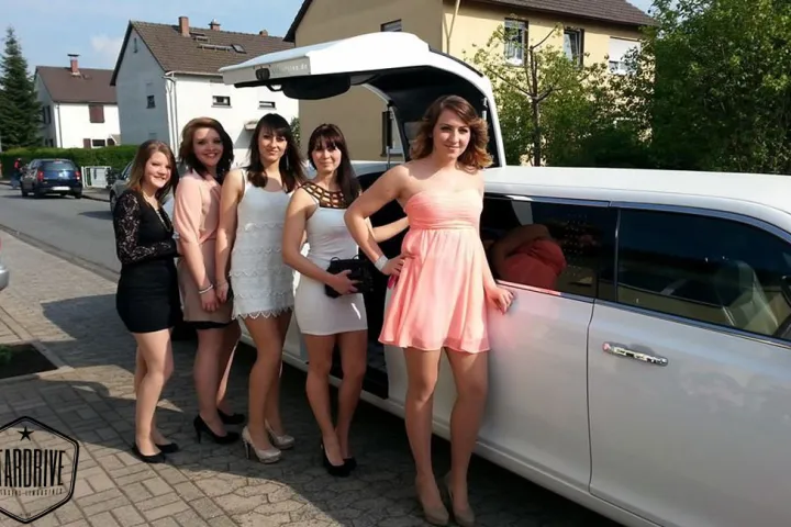 Gäste feiern mit einer STARDRIVE-Limousine (Foto 46)