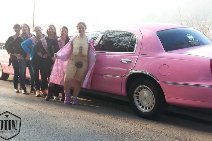 Gäste feiern mit einer STARDRIVE-Limousine (Foto 47)