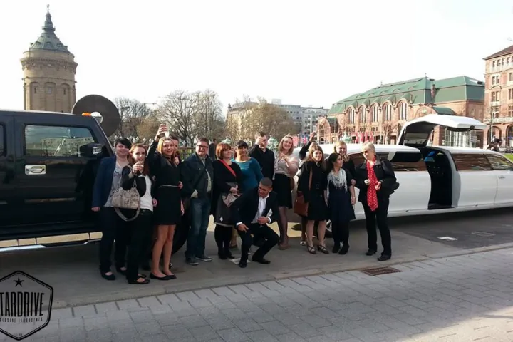 Gäste feiern mit einer STARDRIVE-Limousine (Foto 48)