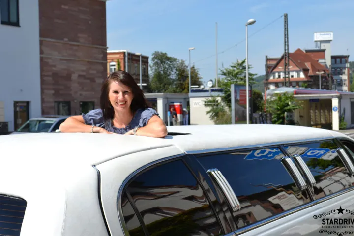 Gäste feiern mit einer STARDRIVE-Limousine (Foto 49)