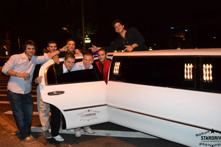 Gäste feiern mit einer STARDRIVE-Limousine (Foto 50)