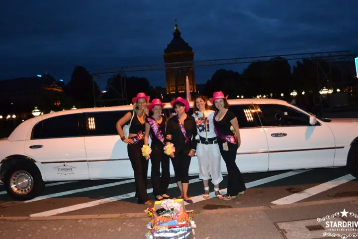 Gäste feiern mit einer STARDRIVE-Limousine (Foto 51)