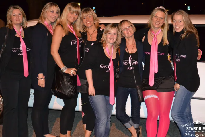 Gäste feiern mit einer STARDRIVE-Limousine (Foto 52)